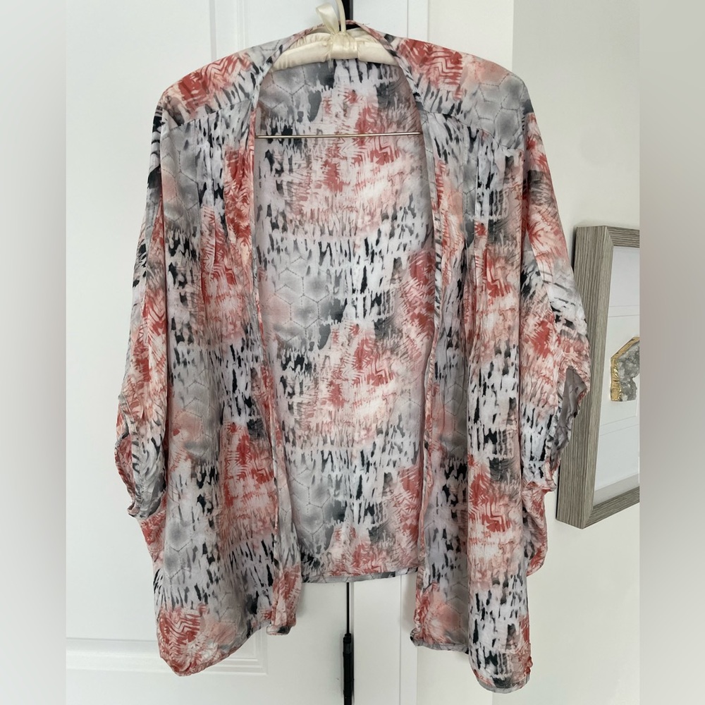 Pretty top purchased from Evereve a few seasons ago. Great over tank or swimsuit